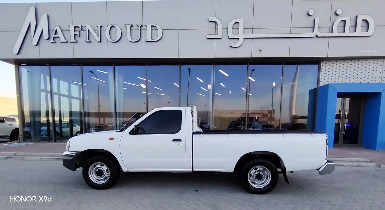 Nissan Pickup 2015 — photo 1 of 16