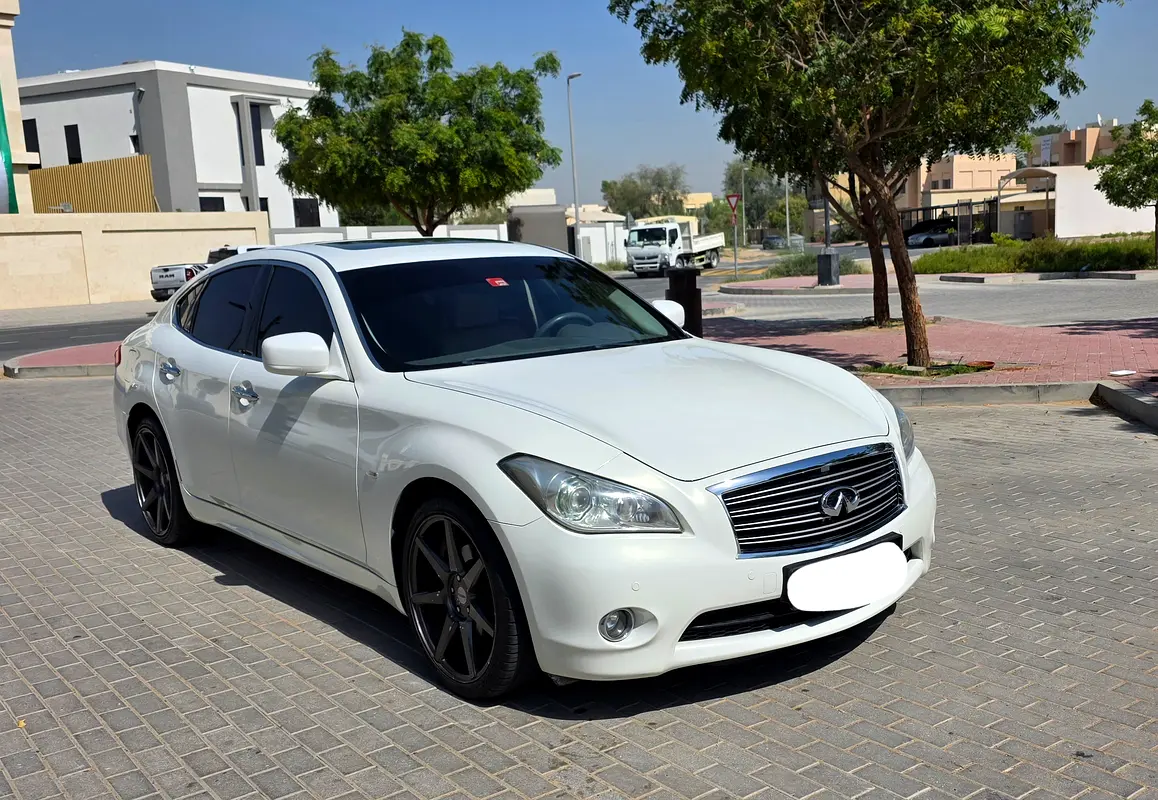 Infiniti Q70 2014 — photo 1 of 18