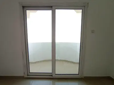 بلكونة اطلالة مفتوحة تكييف مركزي غرفتين وصالة 2 حمام مساحة مريحة موقع شارع رئيسي قريب الخدمات سكن عائلي