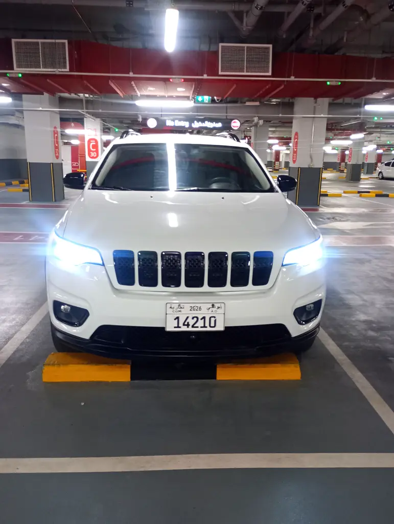 Jeep Cherokee 2022 — photo 1 of 10