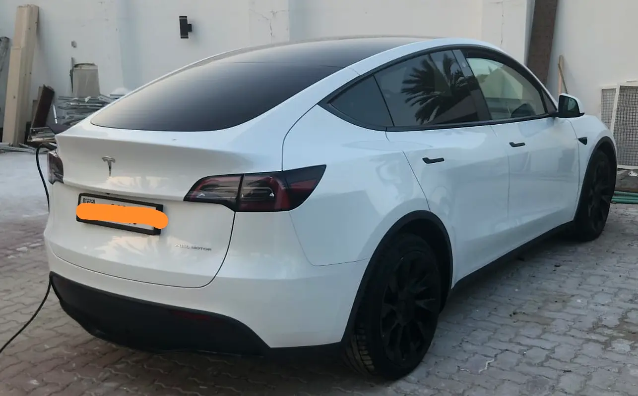 Tesla Model Y 2023 — photo 1 of 17