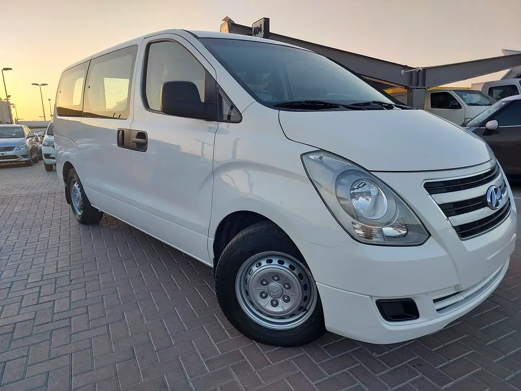 Hyundai H1 2018 — photo 1 of 19