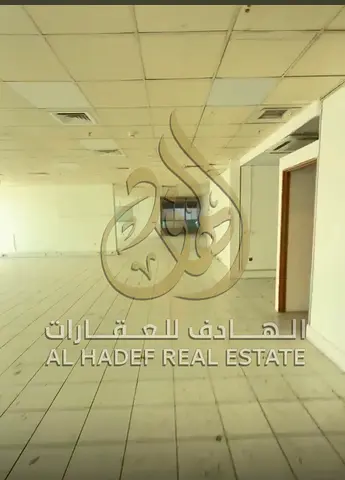 إطلالة بانورامية تضيف قيمة وجاذبية للمكان المساحه 8600 قدم 💰 السعر: * الإيجار السنوي: 600,000 درهم  * شامل: الكهرباء والماء 📊 الرسوم: * التأمين: 5%