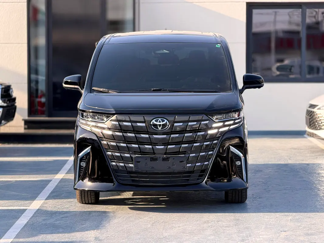 Toyota Alphard 2025 — photo 1 of 20
