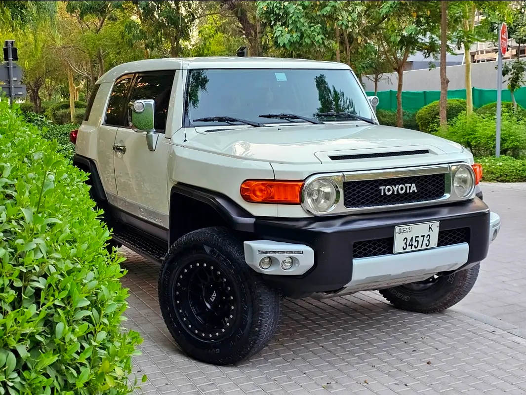 Toyota FJ Cruiser 2012 — photo 1 of 17
