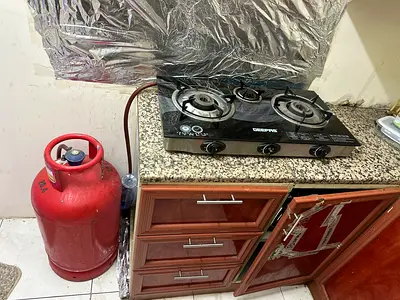 3-burner Gas Hob with Connected Gas Cylinder - Working Condition
