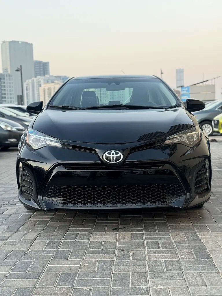 Toyota Corolla 2018 — photo 1 of 10