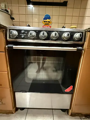 Used freestanding gas oven with 4 burners — good working condition