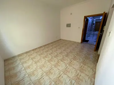 استوديو للإيجار الشهري بدون فرش في الراشدية 3 عجمان، أمام مطعم الجندي وخلف جراند مول، بدون شيكات أو تصديقات، شامل الفواتير، بسعر 2800 شهرياً، موقع ممي