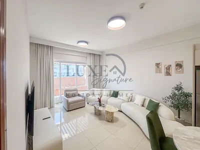 شقة مفروشة فاخرة بغرفة نوم واحدة + غرفة خادمة | جاهزة للسكن | تصميم واسع