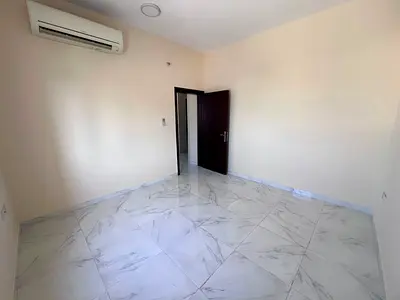 شقة غرفة وصالة للإيجار في الراشدية 3 عجمان بدون مصعد مساحة كبيرة تكييف سبليت قريبة من كورنيش عجمان بسعر 25 ألف على 6 دفعات