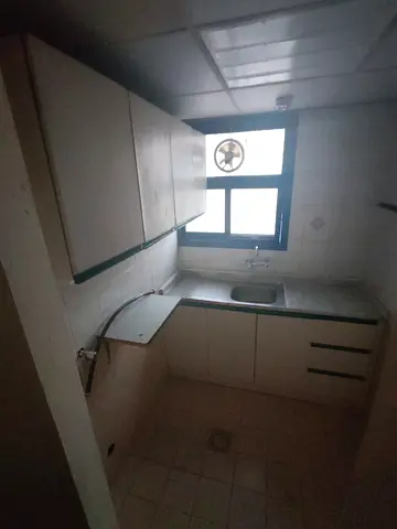 🏡 استوديو للإيجار في الشارقة – البوطينة، موقع مميز وحيوي قريب من جميع الخدمات والمواصلات، مطبخ منفصل، مناسب للسكن والاستثمار، 17,000 درهم سنوياً، دفع