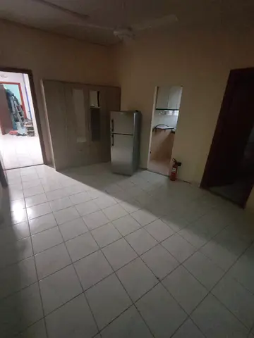 🏡 استوديو للإيجار في الشارقة – البوطينة، موقع مميز وحيوي قريب من جميع الخدمات والمواصلات، مطبخ منفصل، مناسب للسكن والاستثمار، 17,000 درهم سنوياً، دفع