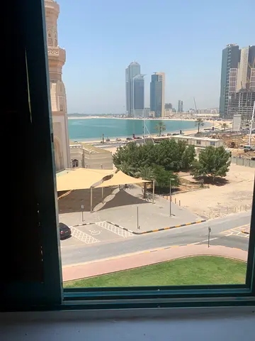 شقة مميزة للإيجار السنوي في الممزر بموقع حيوي ومطلوب، تتميز بإطلالة بحرية مباشرة تمنح أجواء هادئة ومريحة وتجعلها خياراً مناسباً للأفراد أو العائلات ال