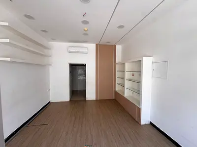 محل تجاري للإيجار في المويهات عجمان، موقع حيوي ومساحة 4×6 متر، المحل مع ديكور جاهز، تأمين 2000 شيك، بسعر 30 ألف سنوياً، موقع مميز وقريب من الخدمات وال