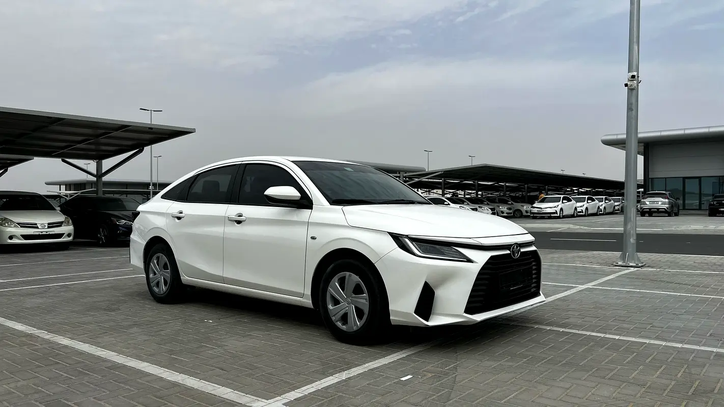 Toyota Yaris 2024 — photo 1 of 12