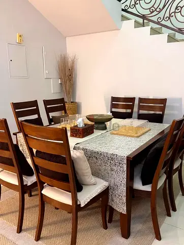 Home center Solid Wood 6-Seater Dining Table with Chairs - Good Condition