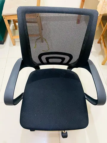 Black Mesh Office Chair with Armrests - Good Condition
