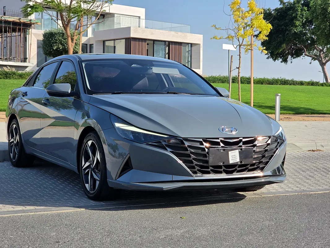 Hyundai Elantra 2023 — photo 1 of 20