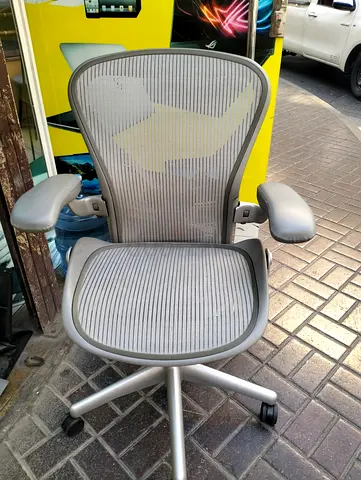 For selling Herman Miller Areon chair size B size and C full loaded available