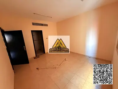 شقة مميزة بموقع حيوي جداً مقابل مدرسة الحكمة، مناسبة للسكن العائلي وتتميز بسهولة الوصول إلى جميع الخدمات والمواصلات والطرق الرئيسية