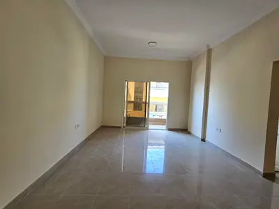 شقة غرفة وصالة للإيجار الشهري بدون فرش في الحميدية 1 عجمان، مقابل مركز شرطة الحميدية وبجوار كنز مول، غرفة ماستر مع 2 حمام و2 بلكونة، السعر 3500 شامل ج