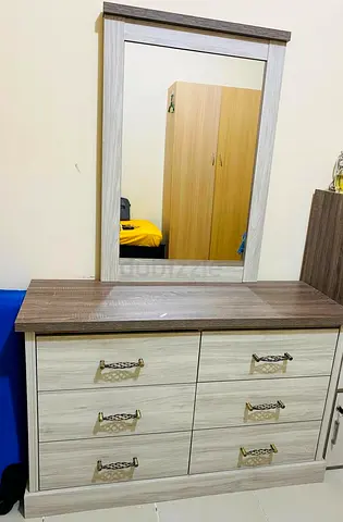 Wood-Effect 6-Drawer Dresser with Mirror