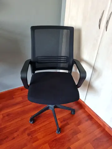 Black Mesh Office Chair with Armrests - Good Condition