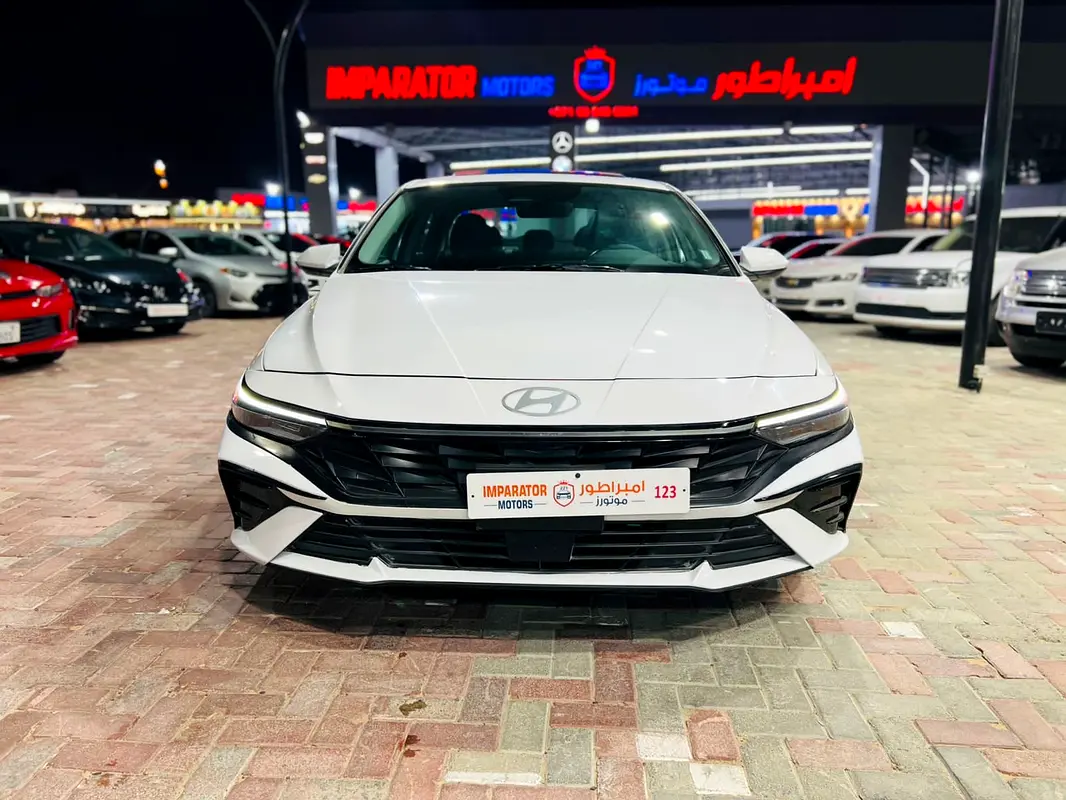 Hyundai Elantra 2025 — photo 1 of 13