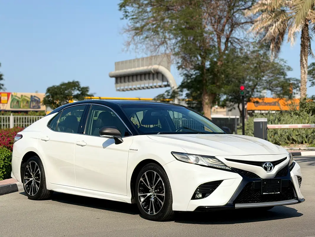 Toyota Camry 2019 — photo 1 of 18