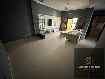 شقة غرفتين وصالة للإيجار السنوي في الروضة 2 – عجمان | بناء جديد – قرب شارع الشيخ عمار – بلكونة وتكييف مركزي – 42 ألف درهم