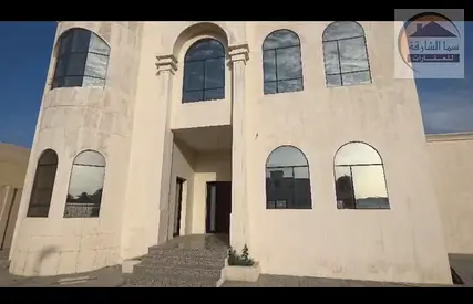 🏡 فيلا جديده للبيع في الشارقة – منطقة  العذرة  موقع هادئ ومميز قريب من جميع الخدمات 📐 المساحة: 8,000 قدم مربع 🏠 تفاصيل الفيلا: 🔹 عدد الطوابق: أرضي