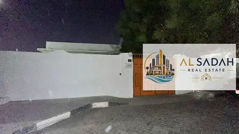 للبيع بيت في الحزانة زاوية في 3 غرف وصالة ومجلس وملحق في مطبخ غرف خادمة وستور مساحة 5600 قدم مطلوب في 960000 الف