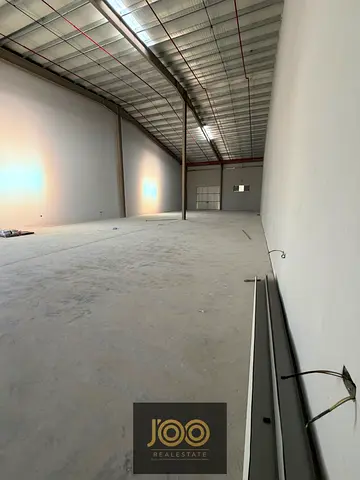 مستودع للإيجار السنوي – موقع مميز مع كهرباء 45 KW ومساحة 4,500 قدم²