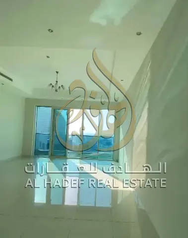 🌊🏢 للايجار في الخان – الشارقة (إطلالة بحرية مباشرة)  ✨ شقة فاخرة بمساحات كبيرة وإطلالة مميزة على البحر  🔹 تفاصيل الشقة: ▪️ 3 غرف وصالة ▪️ غرفة خادم