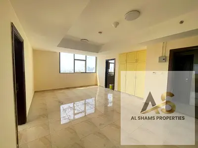 Free parking 2bhk with Wadroob near to park
