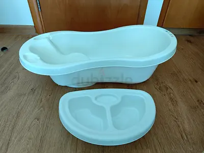 White baby bathtub with removable rinse/seat tray - good condition