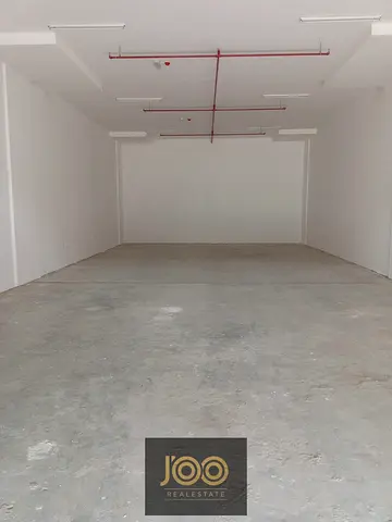 مستودع 2800 قدم بالجرف الصناعية 1 مع ميزانين، 25kw، 120,000 سنويًا + 5% خدمات.
