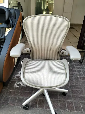 Selling for Herman Miller Areon chair size B and C full loaded available