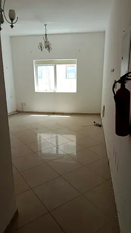 تشطيب راقٍ + تصميم عصري + تكييف مركزي، استوديو للإيجار في الخان، مساحة ممتازة وحمام، موقع مميز قريب من الخدمات والكورنيش. 🏡✨