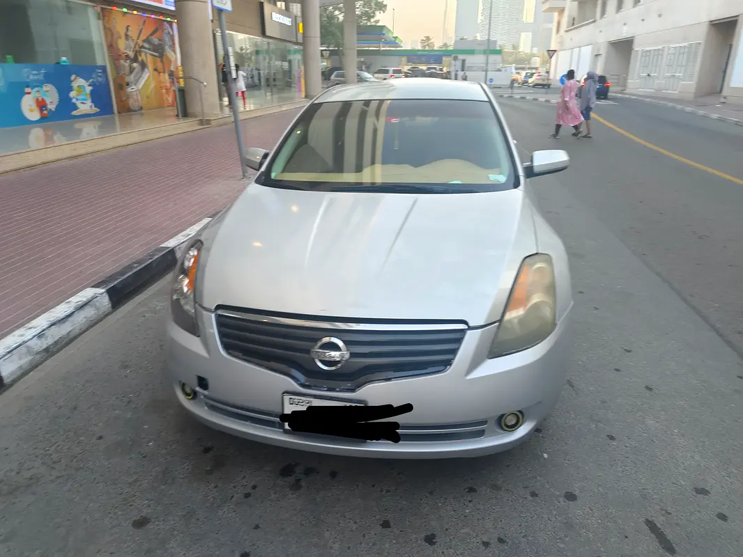 Nissan Altima 2009 — photo 1 of 5