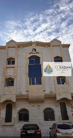 للبيع بناية في المصلى  ارض اول في 5غرف وصالة ومطبخ 2 استويود العمر 4  سنوات الدخل 880000 الف واذا المشتري يريد البنايه نسلمي اياها فاضيه  مطلوب في 2400000 مليون