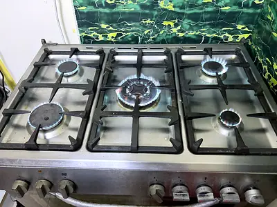 La Germania 5-Burner Gas Stove – Fully Working – AED 250