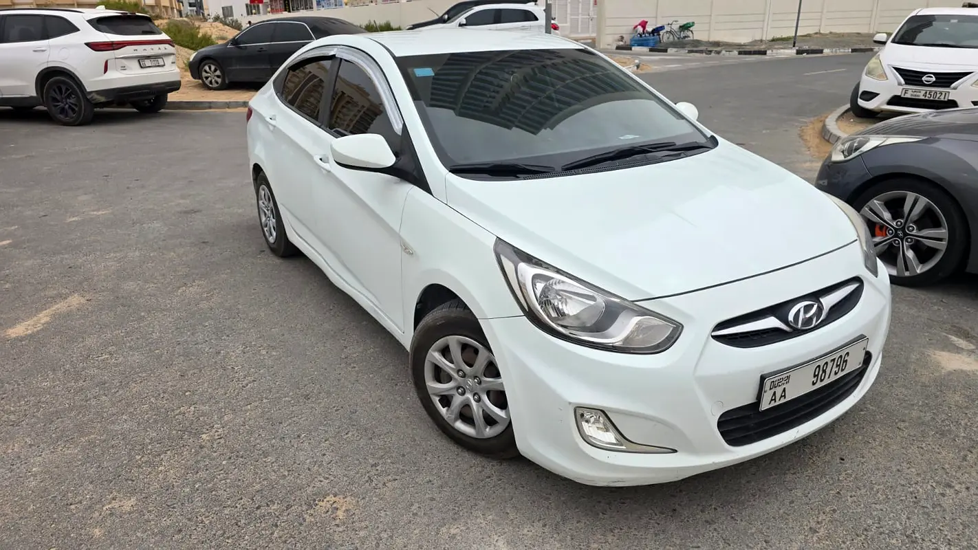 Hyundai Accent 2011 — photo 1 of 7