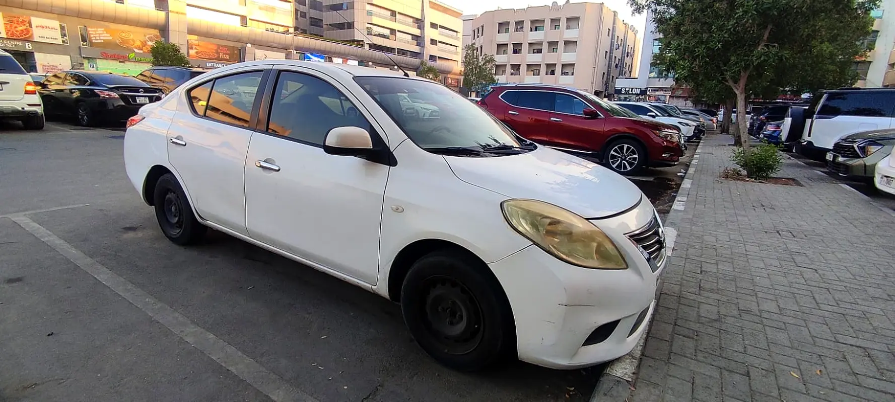 Nissan Sunny 2012 — photo 1 of 7