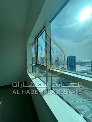 شقة ثلاث غرف وصالة للإيجار في الشارقة الخان بإطلالة بحرية كاملة مع مرافق فاخرة وباركن مجاني وقريبه من جميع الخدمات