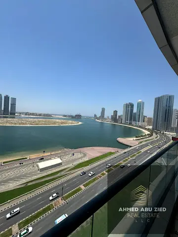 تكييف عالمالك اطلاله بحريه مباشره افخم ثلاث غرف وصاله مع غرفه خادمه باركن جيم مسبح خزائن بالحائط بلكونه مساحه كبيره تشطيبات الترا سوبر ديلوكس