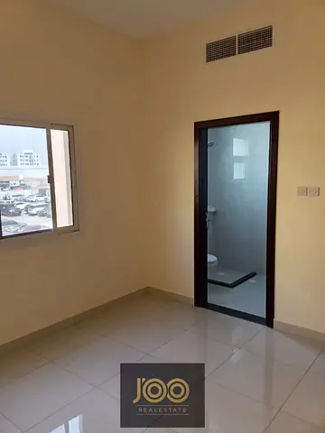 شقة غرفة وصالة أول ساكن للإيجار في الروضة 3 عجمان، قريبة من الشارع الرئيسي، موقع مميز وقريب من الخدمات بسعر مناسب