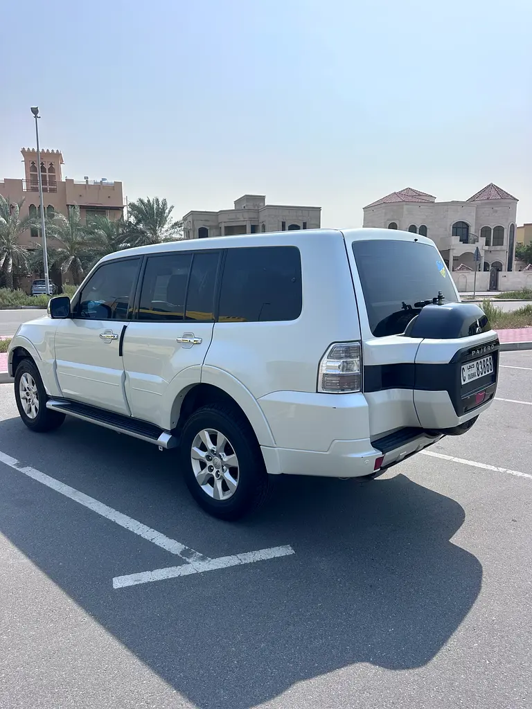 Mitsubishi Pajero 2017 — photo 1 of 6