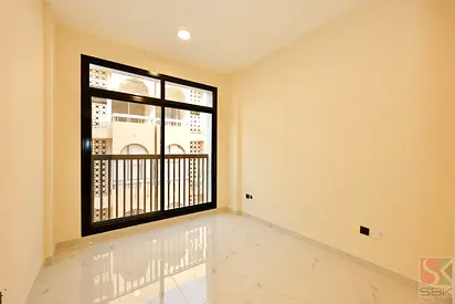 One Month Rent Free-Studio Flat Available